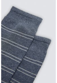 Calcetines azules con rayas gris claro; hechos de tejido de punto; presentan un puño acanalado en la parte superior.