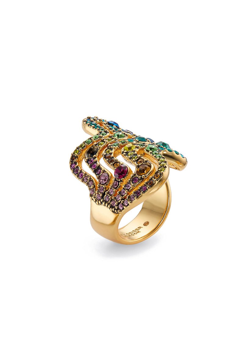 Een gouden ring met een golfontwerp, bezet met meerkleurige edelstenen, waaronder paars, groen en blauw, met een gestructureerd oppervlak.