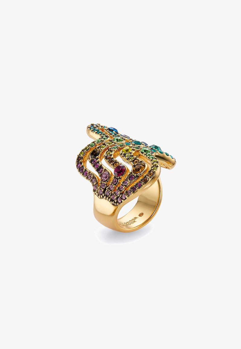 Een gouden ring met een golfontwerp, bezet met meerkleurige edelstenen, waaronder paars, groen en blauw, met een gestructureerd oppervlak.