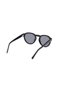 Ochelari de soare rotunzi, cu rame negre și lentile gri închis. Fabricati din plastic ușor, cu brațe elegante și netede și accente metalice subtile.