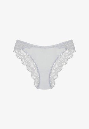 Himmelblaue Spitzenunterwäsche mit gewellten Kanten, die ein glattes zentrales Panel und zarte florale Spitzenverzierungen entlang der Taille und Beine aufweist.