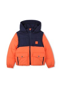 Veste matelassée pour enfants avec capuche et partie supérieure de la poitrine en marine, manches et corps en orange vif, fermeture éclair à l'avant et deux poches à rabat boutonnières.