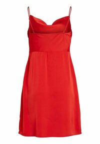 Röd satin klänning med en figurnära liv och A-linjeformad kjol. Har tunna spaghetti axelband och en slät, glänsande yta.
