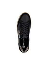 Sneaker noir avec tige en cuir et textile, présentant un système de laçage et une fermeture éclair sur le côté. Semelle en caoutchouc et logo sur la semelle intérieure.