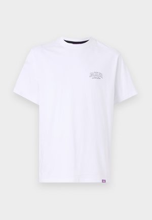 Camiseta de algodón blanca con un diseño gráfico en la parte posterior que incluye el texto "JACKER", una ilustración de un coche azul y detalles de una boca de incendio.