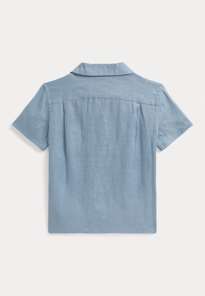Chemise bleu clair à manches courtes avec col, empiècement dans le dos, et coupe ample et décontractée, vue de dos sur fond blanc.