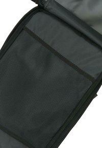 Svart väskinsida med ett nätfack. Slät tygtextur, dragkedjestängning och förstärkta sömmar. Kompakt design för förvaring.