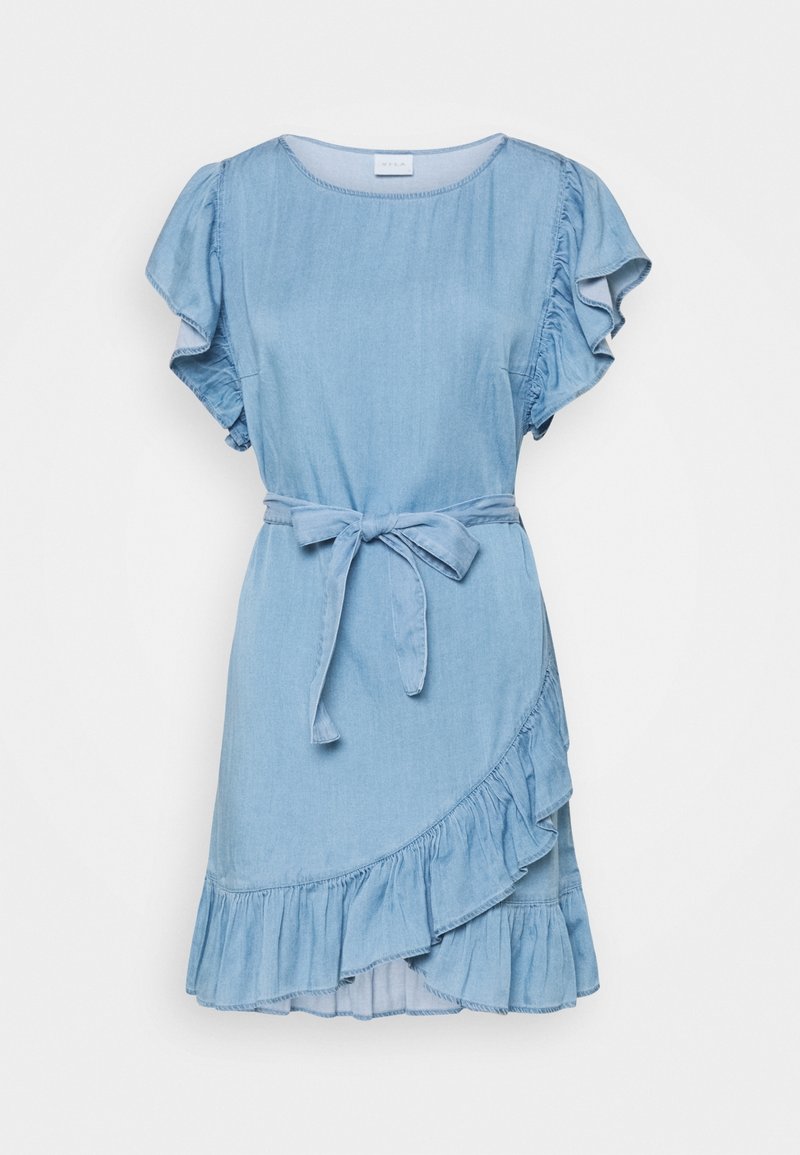 Robe en denim bleu clair avec de courtes manches volantes, une ceinture à la taille et un ourlet volanté. Présente un décolleté arrondi et une texture douce.