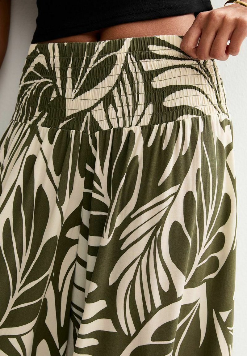 Haut Sans Manches New Look Taille 10 - Vert Olive Et Blanc Motif Feuilles - Occasion Très Bon état