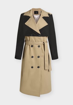 Μπεζ καμπαρντίνα με μαύρο κάπα, μαύρα μακριά μανίκια, διπλή σειρά κουμπιών και ζώνη στη μέση σε λευκό φόντο.