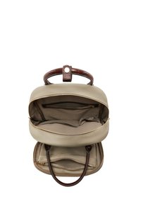 Sac à dos en cuir beige avec une poignée supérieure texturée marron, deux compartiments zippés et des poches intérieures. Texture lisse, design minimaliste.