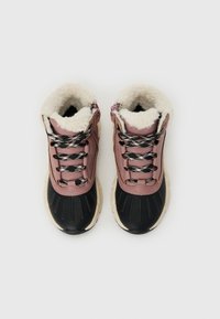 Stivali alto in rosa e nero con colletto in pelliccia sintetica, suola in gomma intrecciata e lacci decorati. Chiusura con zip sul lato.