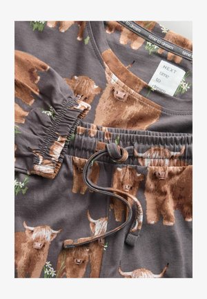 Bruin patroon pyjamaset met Schotse hooglanders, gemaakt van zacht materiaal. Voorzien van een elastische tailleband met trekkoord en bloemrijke accenten.