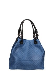 Borsa a tracolla blu intrecciata con superficie testurizzata, manici in pelle nera e dettagli metallici rotondi. Forma spaziosa e flessibile con parte superiore arricciata.