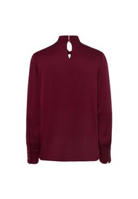 Blouse bordeaux à manches longues avec une ouverture en forme de goutte au dos, texture douce et boutons aux poignets. Tissu lisse et léger avec une coupe classique.