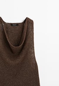 Top senza maniche in maglia marrone con scollatura a scollo a cowl, caratterizzato da una trama a trama larga e un aspetto morbido e drappeggiato. Etichetta visibile.