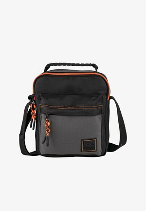 Bolso mensajero cuadrado en tela negra y gris con acentos naranjas, compartimento principal con cremallera, correa ajustable y bolsillo frontal.