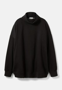 Pull-over noir à manches longues avec un col roulé ample et des poignets et ourlet côtelés, présenté sur un fond clair uni.