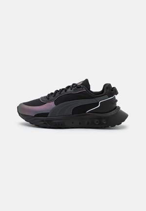 Baskets de sport noires et gris foncé avec semelle texturée, talon arrondi et fermeture à lacets, présentées en profil latéral sur fond blanc.