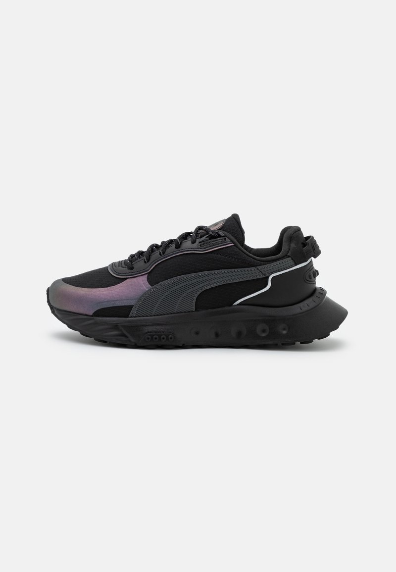Baskets de sport noires et gris foncé avec semelle texturée, talon arrondi et fermeture à lacets, présentées en profil latéral sur fond blanc.