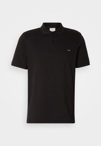 Polo noir à manches courtes avec deux boutons, un col et un petit logo blanc sur le côté gauche de la poitrine.