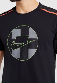 Nike Performance Camiseta estampada - black