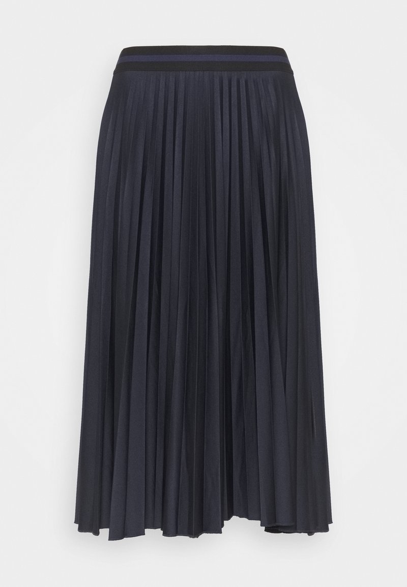 Falda midi plisada de color azul marino con cintura elástica, dos rayas horizontales negras, tela fluida y un dobladillo ligeramente irregular.