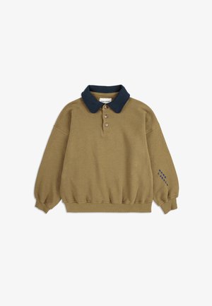 Sweat-shirt marron avec col bleu marine, trois boutons et manches côtelées. La manche gauche comporte du texte bleu. Tissu doux et coupe décontractée.