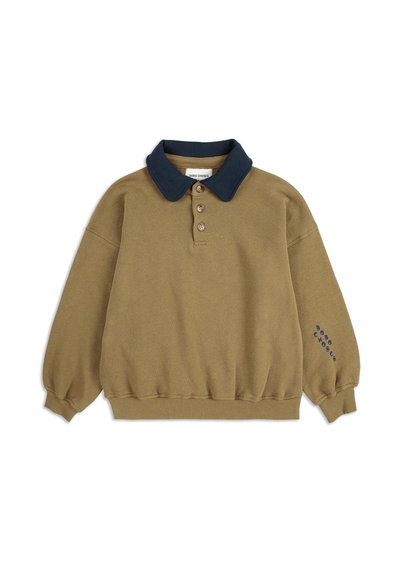 Sweat-shirt marron avec col bleu marine, trois boutons et manches côtelées. La manche gauche comporte du texte bleu. Tissu doux et coupe décontractée.