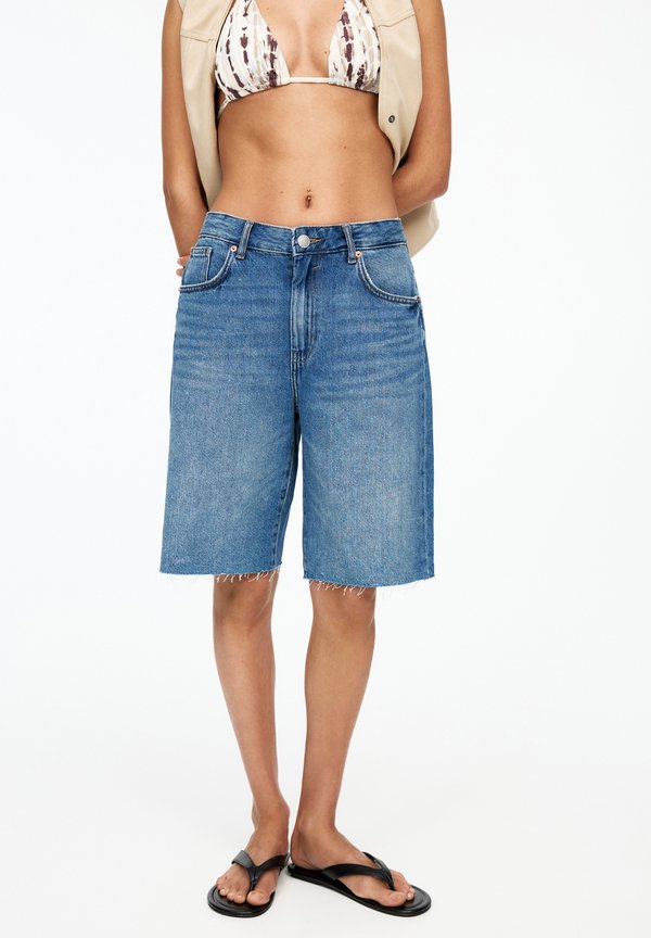 FRAYED HEM - BERMUDA - Jeans Shorts