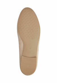 Beige jalatsite tald tekstureeritud pinnaga, kus on erinedine teemandimustrid ja sujuv osa kannal. Markeeritud suurusega '37'.