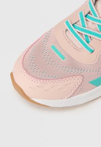 Ροζ αθλητικό παπούτσι με επάνω μέρος από δίχτυ, τυρκουάζ λεπτομέρειες και υφασμένα σχέδια. Διαθέτει επίπεδα κορδόνια και σόλα από καουτσούκ για καλύτερη πρόσφυση.