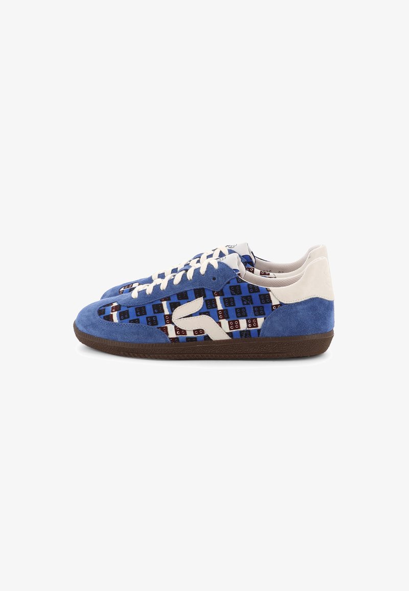 Baskets en daim bleu et tissu à motifs avec des accents blancs, des lacets blancs et des semelles en caoutchouc marron, vues de côté sur un fond blanc.