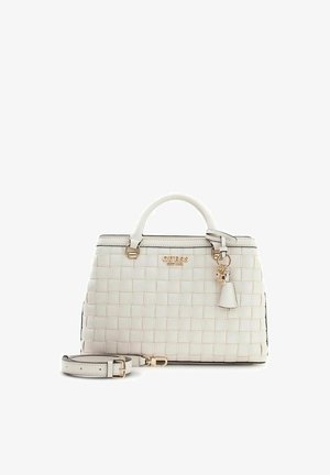 Borsa Guess trapuntata bianca con manico superiore, tracolla staccabile, ferramenta dorata e ciondoli pendenti, mostrata su sfondo bianco.