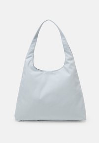 Bolso de hombro de nylon azul claro con forma redondeada y suelta y una amplia correa curva. Textura lisa, sin herrajes o patrones visibles.