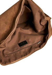 Interno della borsa in suede marrone che mostra una fodera in tessuto liscia, una tasca interna con zip in metallo e un piccolo etichetta del brand nera.