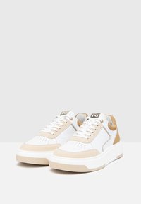 Sneaker bianche con accenti in suede beige, suola in gomma testurizzata, design con punta perforata, lacci piatti e dettaglio con logo sulla linguetta.