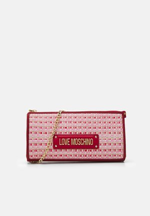 Borsa a mano rettangolare rosa intrecciata con bordatura rossa, tracolla a catena dorata e etichetta rossa con la scritta "LOVE MOSCHINO" in lettere dorate.