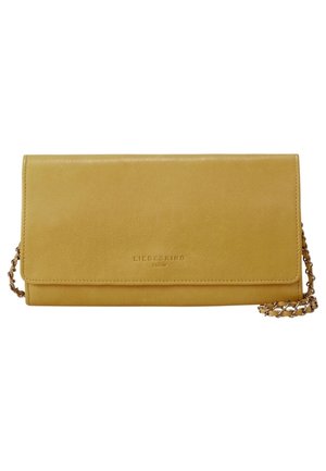 Keltainen nahkainen clutch-laukku taitettavalla läpällä ja kultaisella ketjuhihnalla, "Liebeskind Berlin" kohokuvioitu edessä keskellä.