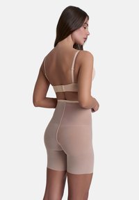 Beige stahovací body s hladkou, elastickou texturou a nastavovacími ramínky, s uzávěrem na háček na zadní straně a délkou do poloviny stehna.