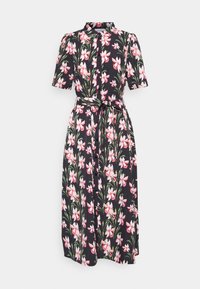 Vestido camiseiro floral com fundo preto, mangas curtas, frente com botões, faixa na cintura e padrão de flores rosa e verde. Tecido suave.