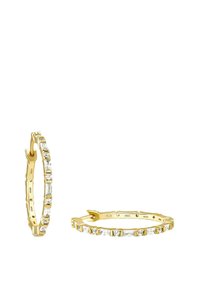 Orecchini a cerchio in oro con gemme chiare rettangolari e rotonde distribuite uniformemente lungo il bordo esterno, dotati di chiusura a cerniera.