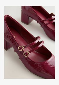 Valittu, burgundy red