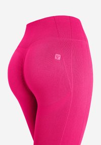 Leggings fucsia a vita alta realizzati in tessuto elasticizzato, con un design sagomato e un sottile dettaglio del logo vicino all'orlo.