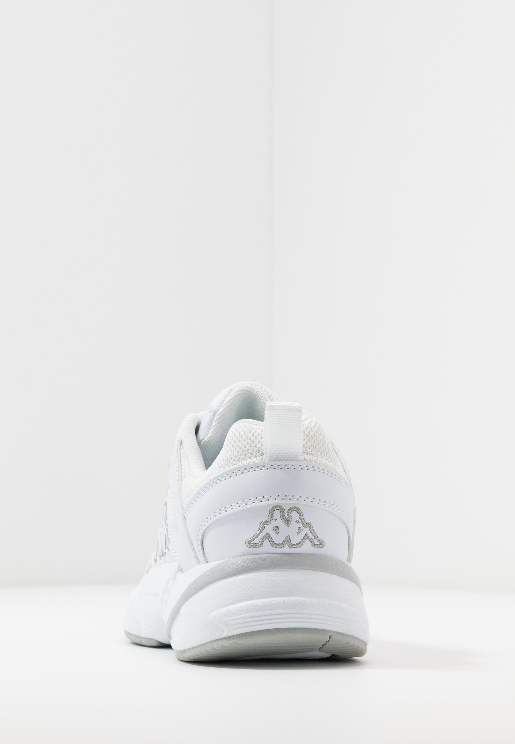 Kappa SULTAN Treningssko whitegreyhvit Zalando.no Kappa BASH Treningssko whitelight greyhvit Zalando.no