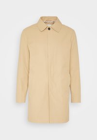 Cappotto beige da uomo di lunghezza intermedia con colletto, singolo bottone nero superiore, chiusura frontale nascosta e tasche laterali su sfondo bianco.