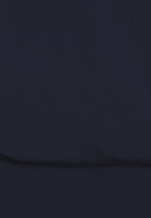 Marineblauwe katoenstof, gladde textuur, gelijkmatige weving, geen patronen of accenten, licht uitgerekt aan de onderste rand.