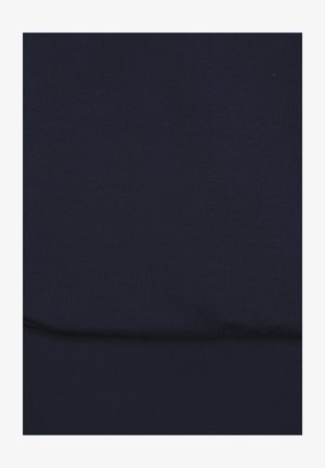 Marineblauwe katoenstof, gladde textuur, gelijkmatige weving, geen patronen of accenten, licht uitgerekt aan de onderste rand.