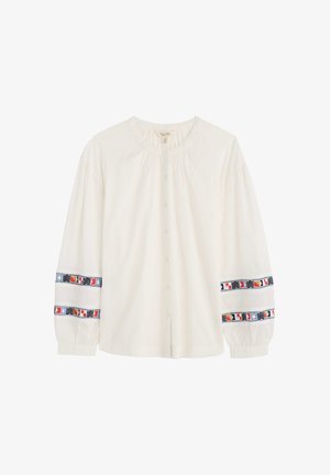 Valge puuvillane pluus ümmarguse kaeluse ja nööpide eesosaga, millel on pikad varrukad, millel on erksavärvilised tikandiribad.