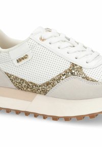 Baskets blanches avec des accents pailletés dorés, un design perforé et un détail doux en suède. Dotées de lacets blancs et d'une semelle épaisse et texturée.